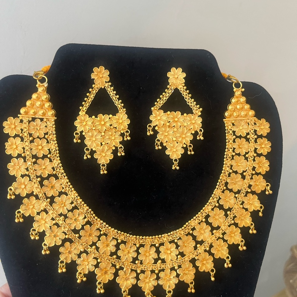 Elegant Gold Floral Necklace and Earring Set